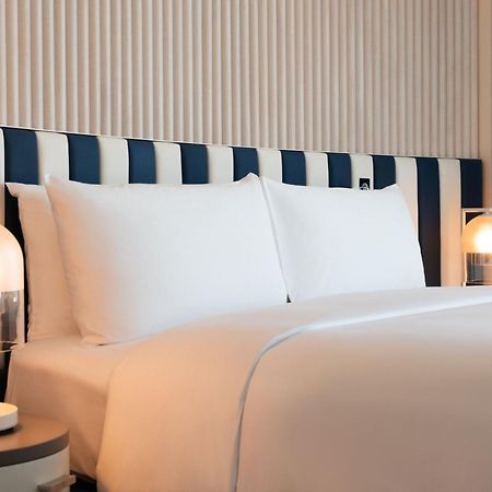 ホテル W シドニー エクステリア 写真 A bed with a headboard