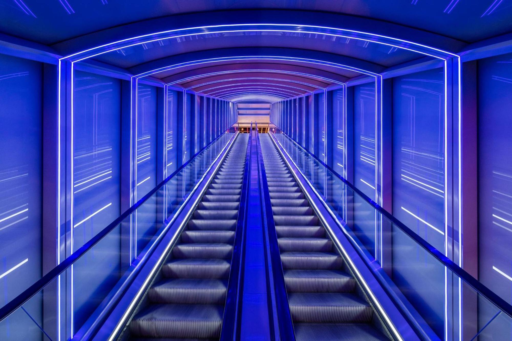 ホテル W シドニー エクステリア 写真 The escalator at the entrance of the hotel