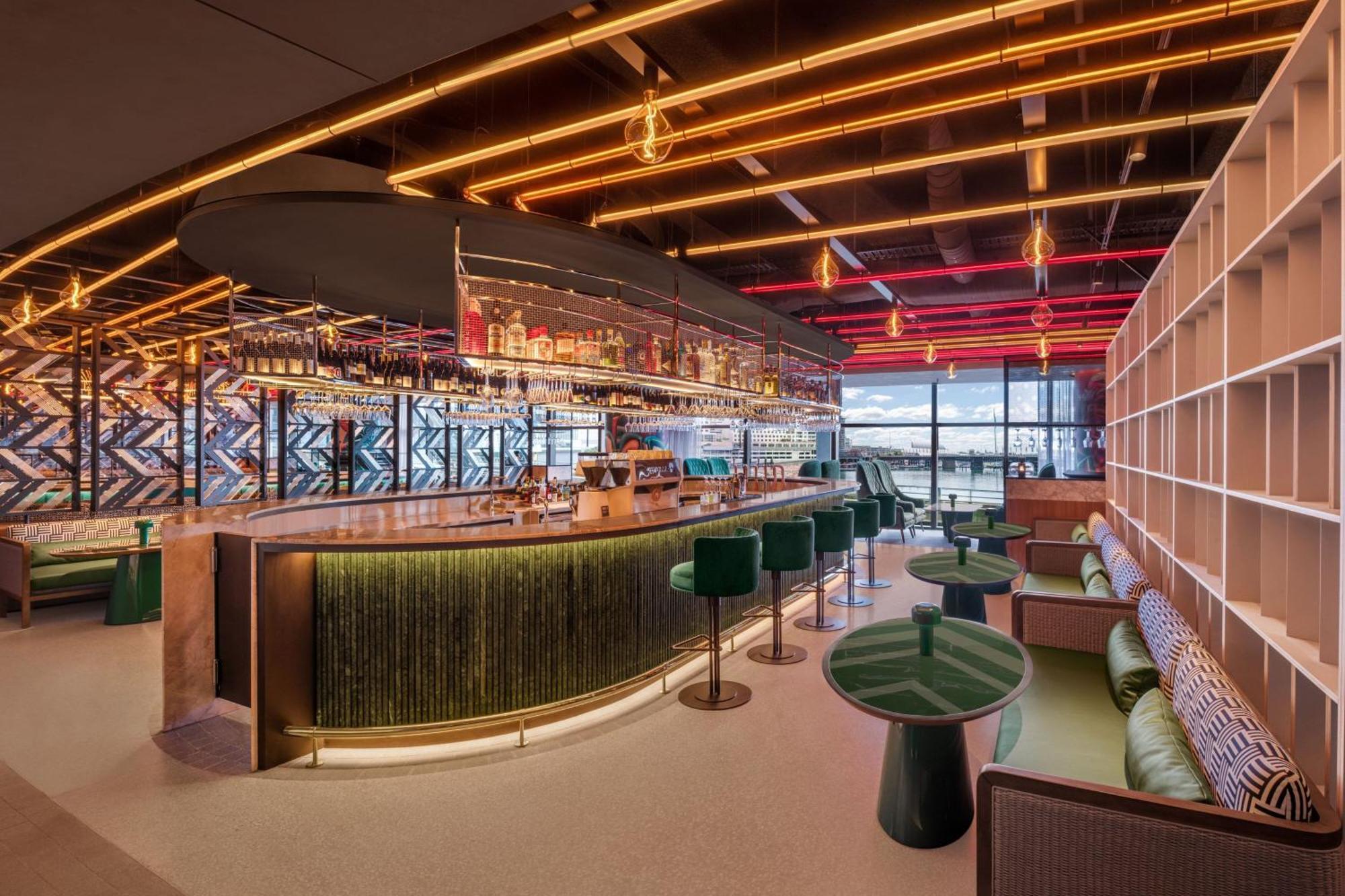 ホテル W シドニー エクステリア 写真 The bar at the Virgin Atlantic Clubhouse at Heathrow Airport