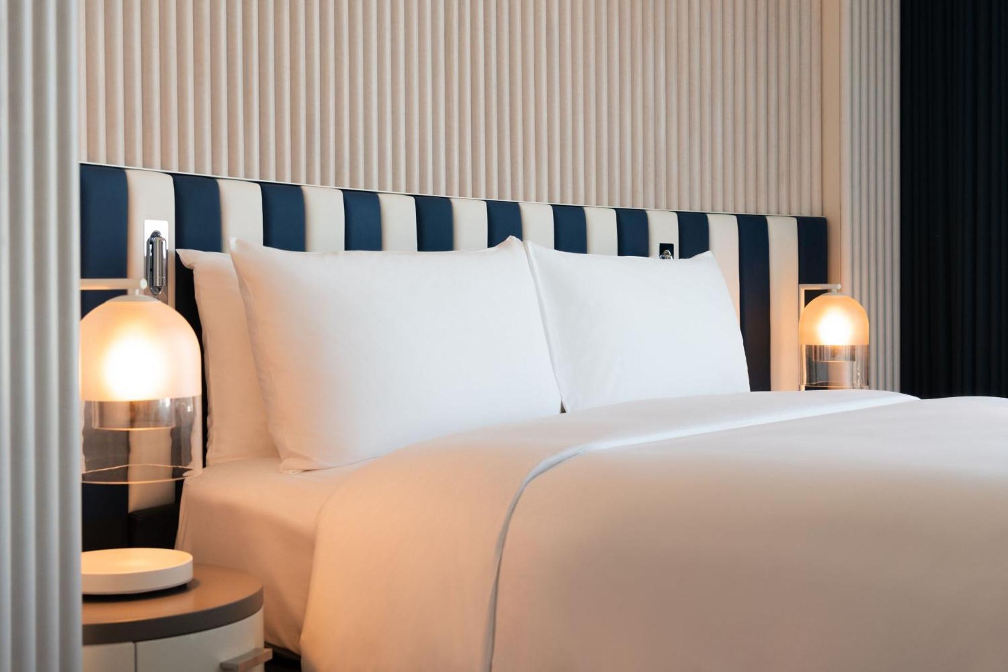 ホテル W シドニー エクステリア 写真 A bed with a headboard